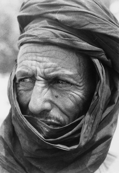 中東風の老人の白黒写真